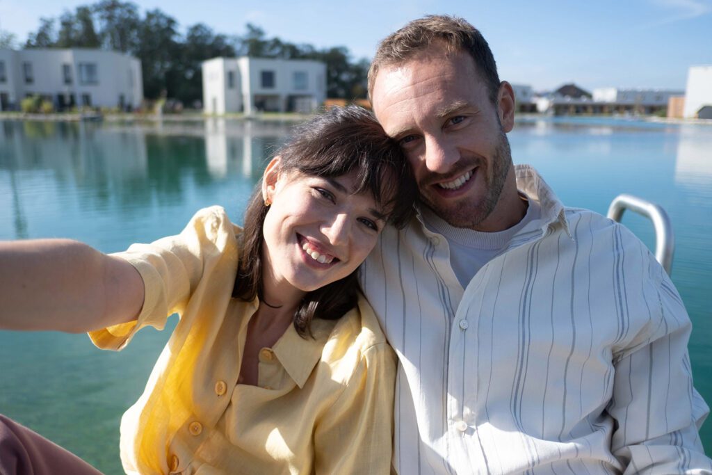 Doppelhaus Sonnenduft am See: Ihr idyllisches Zuhause am Sonnenweiher in Grafenwörth, Niederösterreich, nahe Wien – ein perfekter Ort, um die Ruhe der Natur und das Leben am Wasser zu genießen.