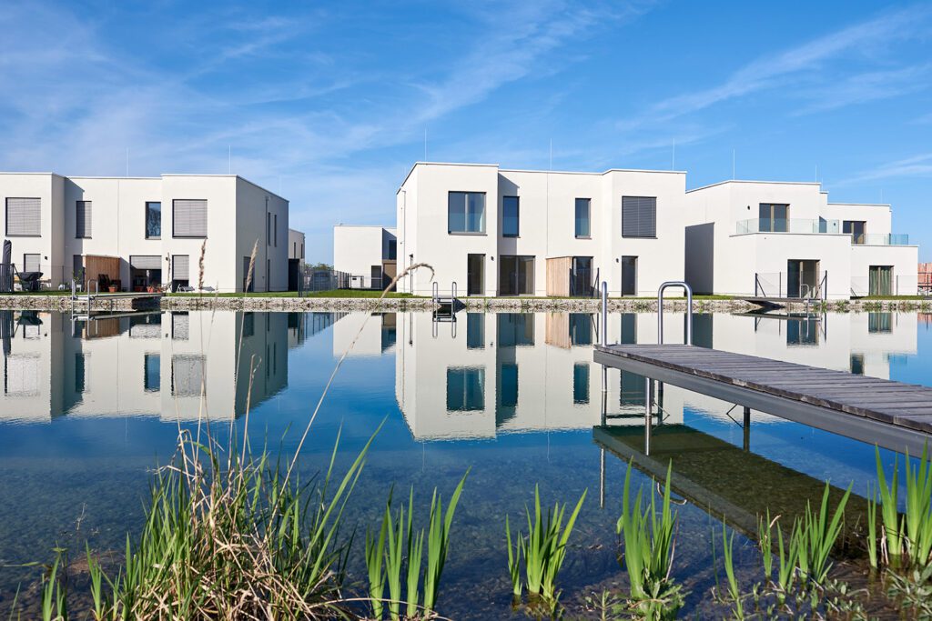 Doppelhaus Sonnenduft am See: Ihr idyllisches Zuhause am Sonnenweiher in Grafenwörth, Niederösterreich, nahe Wien – ein perfekter Ort, um die Ruhe der Natur und das Leben am Wasser zu genießen.