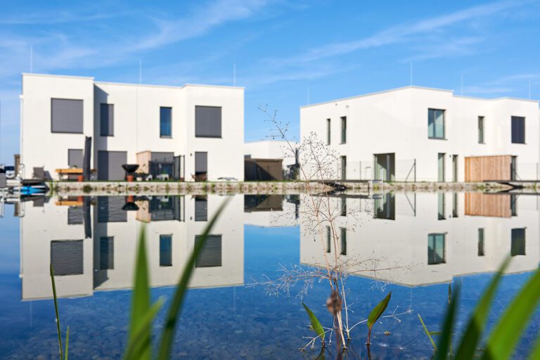 Doppelhaus Sonnenduft am See: Ihr idyllisches Zuhause am Sonnenweiher in Grafenwörth, Niederösterreich, nahe Wien – ein perfekter Ort, um die Ruhe der Natur und das Leben am Wasser zu genießen.