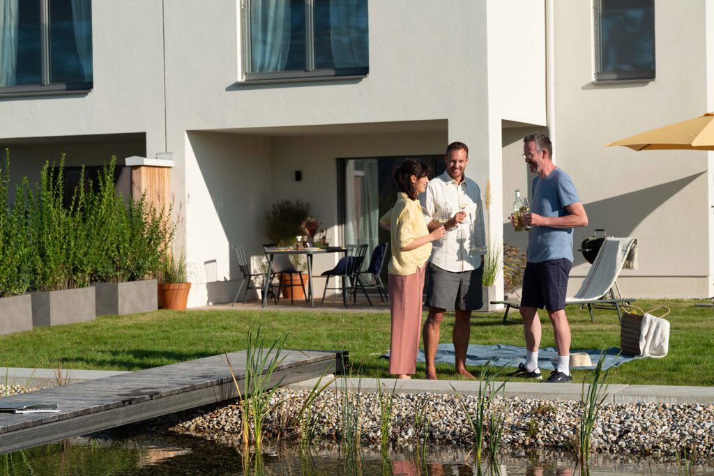 Doppelhaus Wellenklang am See: Ihr idyllisches Refugium am Sonnenweiher in Grafenwörth, Niederösterreich, nahe Wien – ein perfekter Ort, um die Ruhe der Natur und das sanfte Rauschen des Wassers zu genießen.