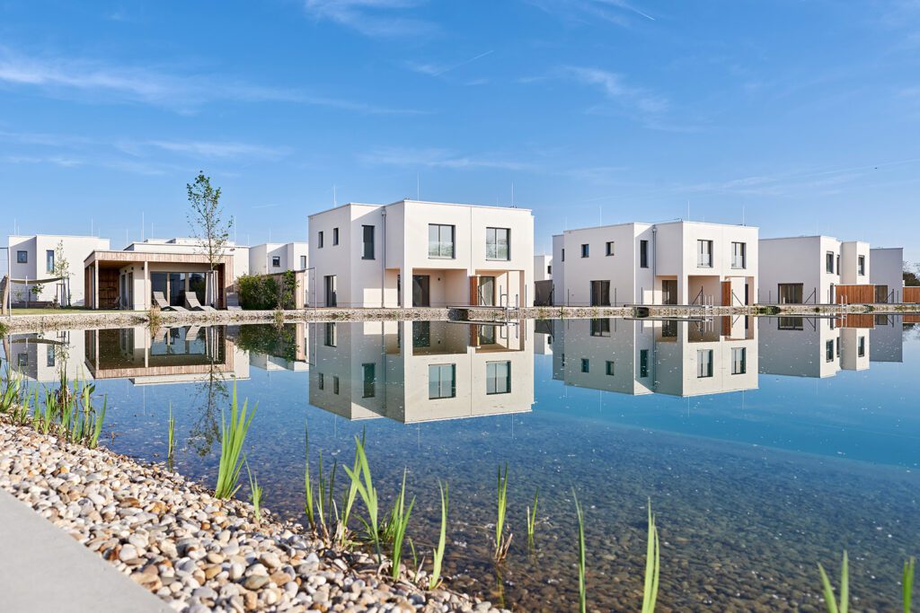Doppelhaus Wellenklang am See: Ihr idyllisches Refugium am Sonnenweiher in Grafenwörth, Niederösterreich, nahe Wien – ein perfekter Ort, um die Ruhe der Natur und das sanfte Rauschen des Wassers zu genießen.