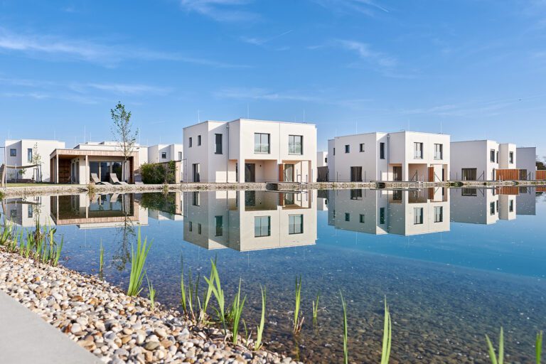 Doppelhaus Wellenklang am See: Ihr idyllisches Refugium am Sonnenweiher in Grafenwörth, Niederösterreich, nahe Wien – ein perfekter Ort, um die Ruhe der Natur und das sanfte Rauschen des Wassers zu genießen.