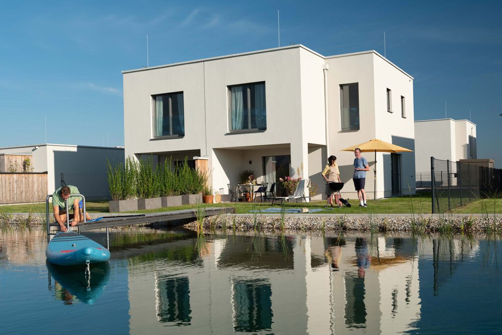 Doppelhaus Wellenklang am See: Ihr idyllisches Refugium am Sonnenweiher in Grafenwörth, Niederösterreich, nahe Wien – ein perfekter Ort, um die Ruhe der Natur und das sanfte Rauschen des Wassers zu genießen.