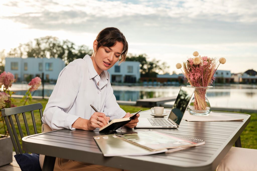 Doppelhaus Wellenklang am See: Ihr idyllisches Refugium am Sonnenweiher in Grafenwörth, Niederösterreich, nahe Wien – ein perfekter Ort, um die Ruhe der Natur und das sanfte Rauschen des Wassers zu genießen.