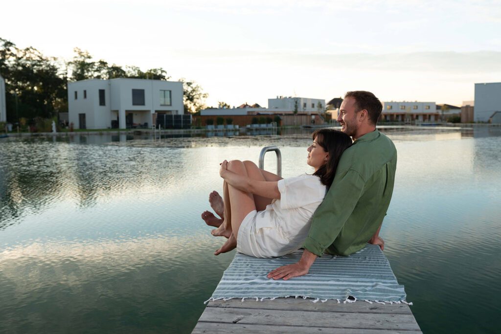 Doppelhaus Wellenklang am See: Ihr idyllisches Refugium am Sonnenweiher in Grafenwörth, Niederösterreich, nahe Wien – ein perfekter Ort, um die Ruhe der Natur und das sanfte Rauschen des Wassers zu genießen.