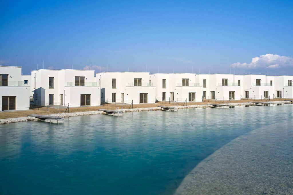 Einfamilienhaus Federleicht am See: Ihr märchenhaftes Refugium am Sonnenweiher in Grafenwörth, Niederösterreich, nahe Wien – ein idyllischer Rückzugsort für ein Leben voller Ruhe und Naturgenuss.