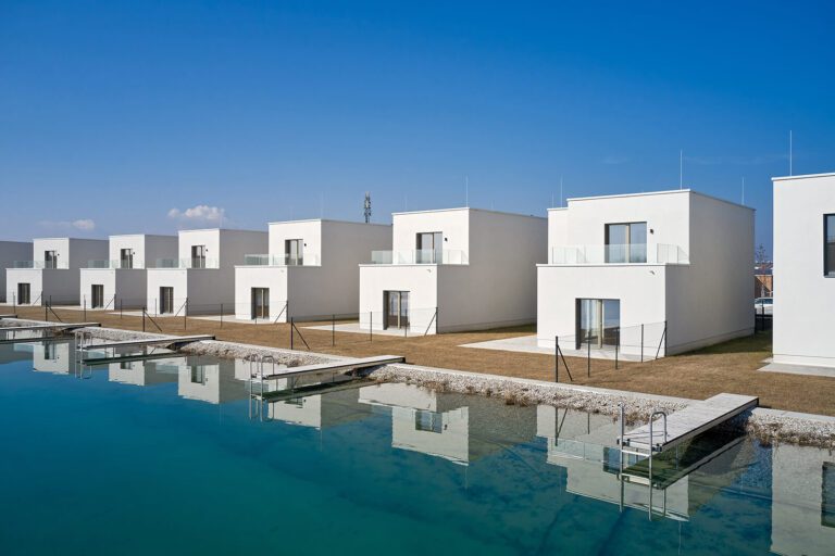 Einfamilienhaus Federleicht am See: Ihr märchenhaftes Refugium am Sonnenweiher in Grafenwörth, Niederösterreich, nahe Wien – ein idyllischer Rückzugsort für ein Leben voller Ruhe und Naturgenuss.