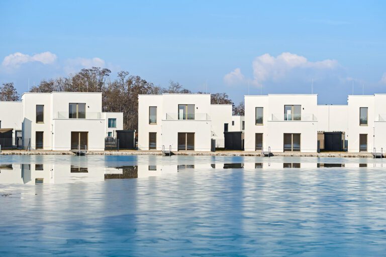 Einfamilienhaus Federleicht am See: Ihr märchenhaftes Refugium am Sonnenweiher in Grafenwörth, Niederösterreich, nahe Wien – ein idyllischer Rückzugsort für ein Leben voller Ruhe und Naturgenuss.