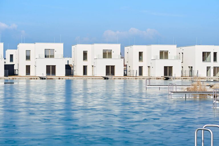 Einfamilienhaus Federleicht am See: Ihr märchenhaftes Refugium am Sonnenweiher in Grafenwörth, Niederösterreich, nahe Wien – ein idyllischer Rückzugsort für ein Leben voller Ruhe und Naturgenuss.
