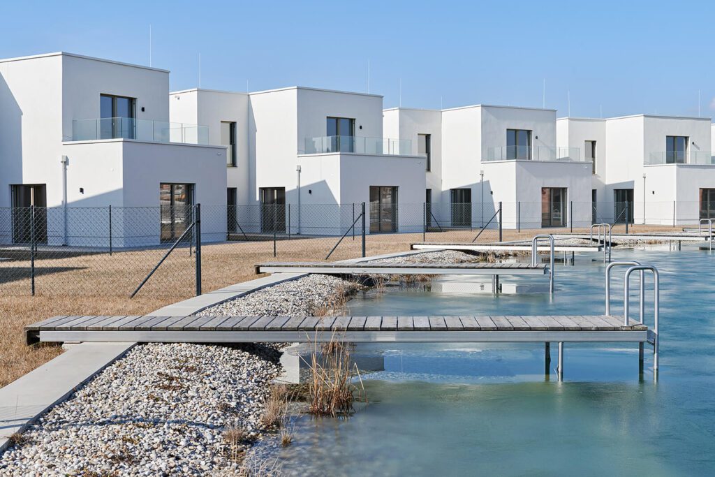 Einfamilienhaus Federleicht am See: Ihr märchenhaftes Refugium am Sonnenweiher in Grafenwörth, Niederösterreich, nahe Wien – ein idyllischer Rückzugsort für ein Leben voller Ruhe und Naturgenuss.