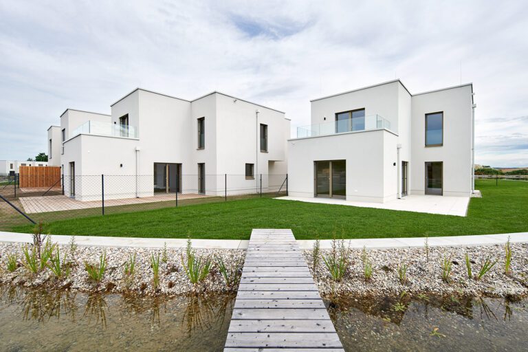 Einfamilienhaus Federleicht am See: Ihr märchenhaftes Refugium am Sonnenweiher in Grafenwörth, Niederösterreich, nahe Wien – ein idyllischer Rückzugsort für ein Leben voller Ruhe und Naturgenuss.