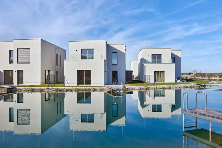 Einfamilienhaus Federleicht am See: Ihr märchenhaftes Refugium am Sonnenweiher in Grafenwörth, Niederösterreich, nahe Wien – ein idyllischer Rückzugsort für ein Leben voller Ruhe und Naturgenuss.