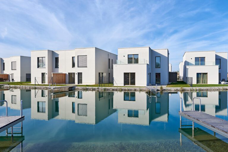 Einfamilienhaus Federleicht am See: Ihr märchenhaftes Refugium am Sonnenweiher in Grafenwörth, Niederösterreich, nahe Wien – ein idyllischer Rückzugsort für ein Leben voller Ruhe und Naturgenuss.