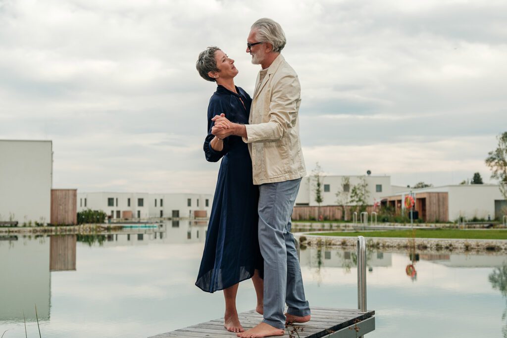 Einfamilienhaus Wasserspiel am See: Ihr zauberhaftes Zuhause am Sonnenweiher in Grafenwörth, Niederösterreich, nahe Wien – ein idyllischer Ort, um die Schönheit der Natur und das Leben am Wasser zu genießen.