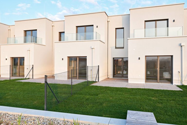 Reihenhaus Abendglanz am See: Ihr charmantes Zuhause am Sonnenweiher in Grafenwörth, Niederösterreich, nahe Wien – ein idyllischer Ort, um die Abendsonne und das Leben am Wasser zu genießen.