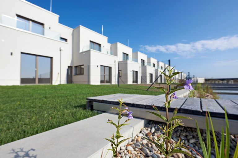 Reihenhaus Abendglanz am See: Ihr charmantes Zuhause am Sonnenweiher in Grafenwörth, Niederösterreich, nahe Wien – ein idyllischer Ort, um die Abendsonne und das Leben am Wasser zu genießen.