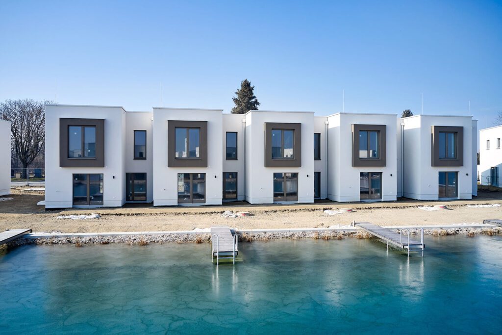 Reihenhaus Wolkenspiel am See: Ihr idyllisches Zuhause am Sonnenweiher in Grafenwörth, Niederösterreich, nahe Wien – ein perfekter Ort, um die Schönheit der Natur und das Spiel der Wolken über dem Wasser zu genießen.