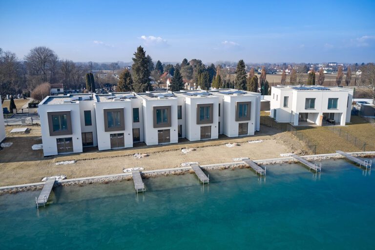 Reihenhaus Wolkenspiel am See: Ihr idyllisches Zuhause am Sonnenweiher in Grafenwörth, Niederösterreich, nahe Wien – ein perfekter Ort, um die Schönheit der Natur und das Spiel der Wolken über dem Wasser zu genießen.