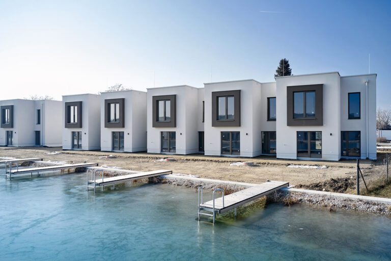 Reihenhaus Wolkenspiel am See: Ihr idyllisches Zuhause am Sonnenweiher in Grafenwörth, Niederösterreich, nahe Wien – ein perfekter Ort, um die Schönheit der Natur und das Spiel der Wolken über dem Wasser zu genießen.