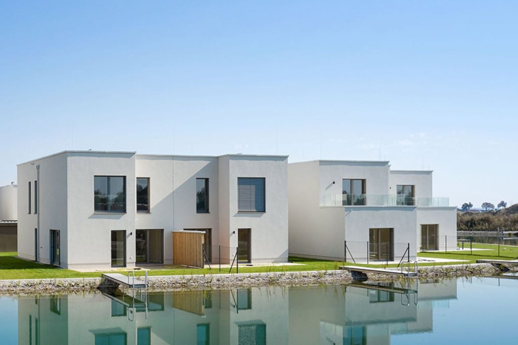 Doppelhaus Sonnenduft am See: Ihr idyllisches Zuhause am Sonnenweiher in Grafenwörth, Niederösterreich, nahe Wien – ein perfekter Ort, um die Ruhe der Natur und das Leben am Wasser zu genießen.